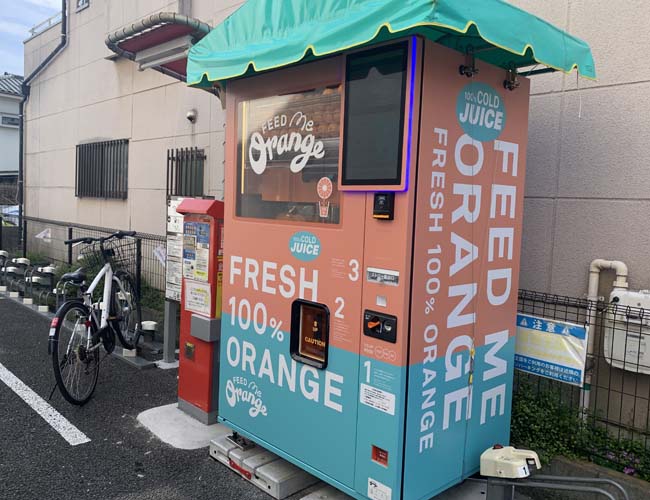 鐘つき通りの「Feed ME Orange」自販機